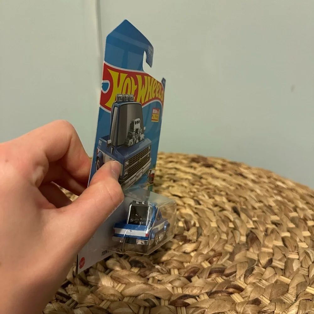 DieCast Hot Wheels Toon'd 83 Chevy Silverado, Tooned 4/5 [Blue] 104/250